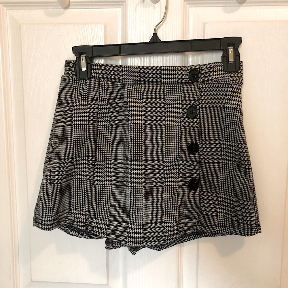 Black and grey plaid skort